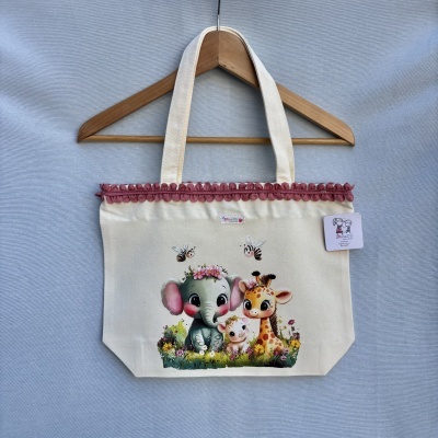 Saco tecido bege com estampa de animais e aplicação rosa na borda superior