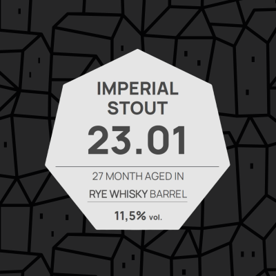 Etiqueta octogonal Imperial Stout 23.01 com detalhes sobre envelhecimento em barril de whisky