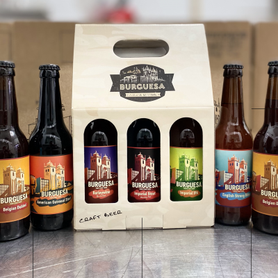 Garrafas de cerveja artesanal Burguesa com rótulos coloridos e caixa de papel kraft