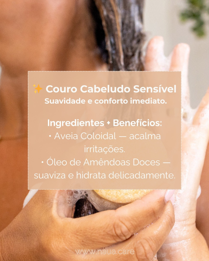 Champô Sólido NAUA Couro Cabeludo Sensível Pessoa a lavar cabelo com espuma e texto explicativo sobre cuidados para couro cabeludo sensível