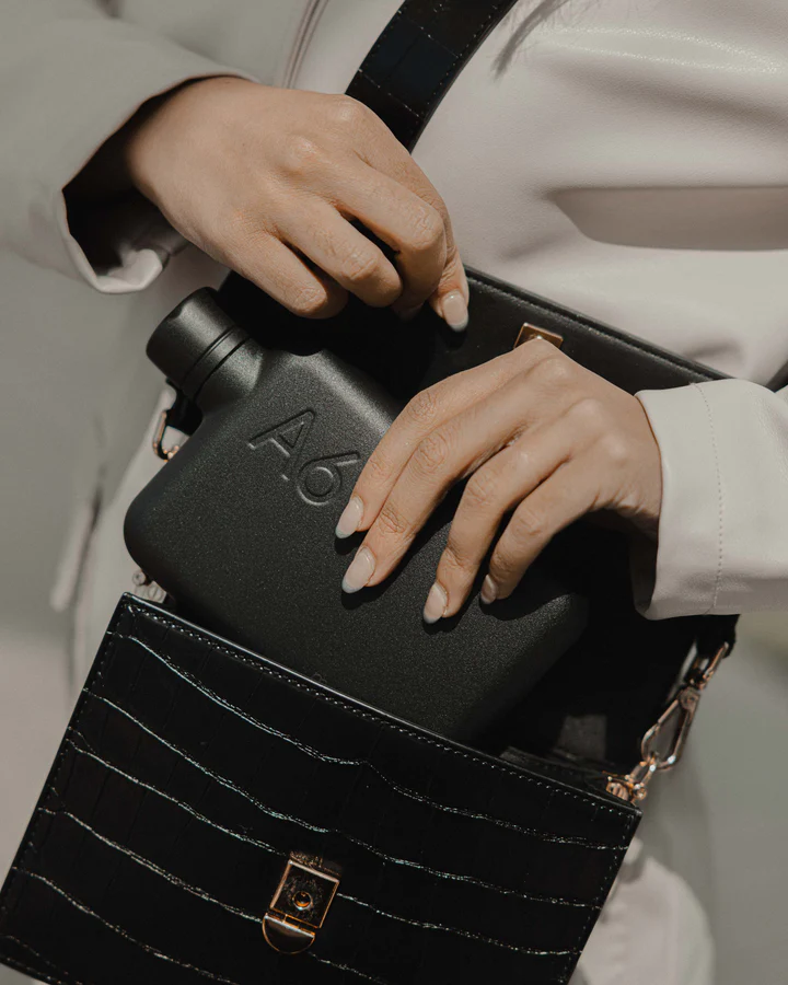 A6 memobottle Stainless Steel - BLACK Saco preto com padrão crocodilo e frasco preto fosco A66