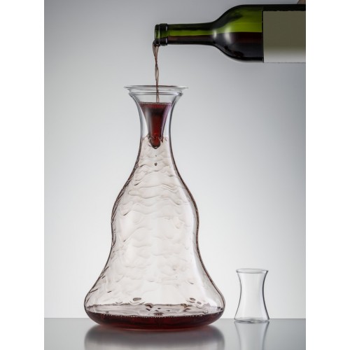Decanter Douro, por Siza Vieira Garrafa verde a verter vinho tinto para decantador transparente ondulado com copo pequeno