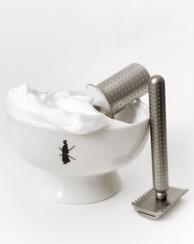 PORCELAIN SHAVING BOWL - WHITE Taça para barbear branca com espuma, pincel e aparelho de barbear metálicos