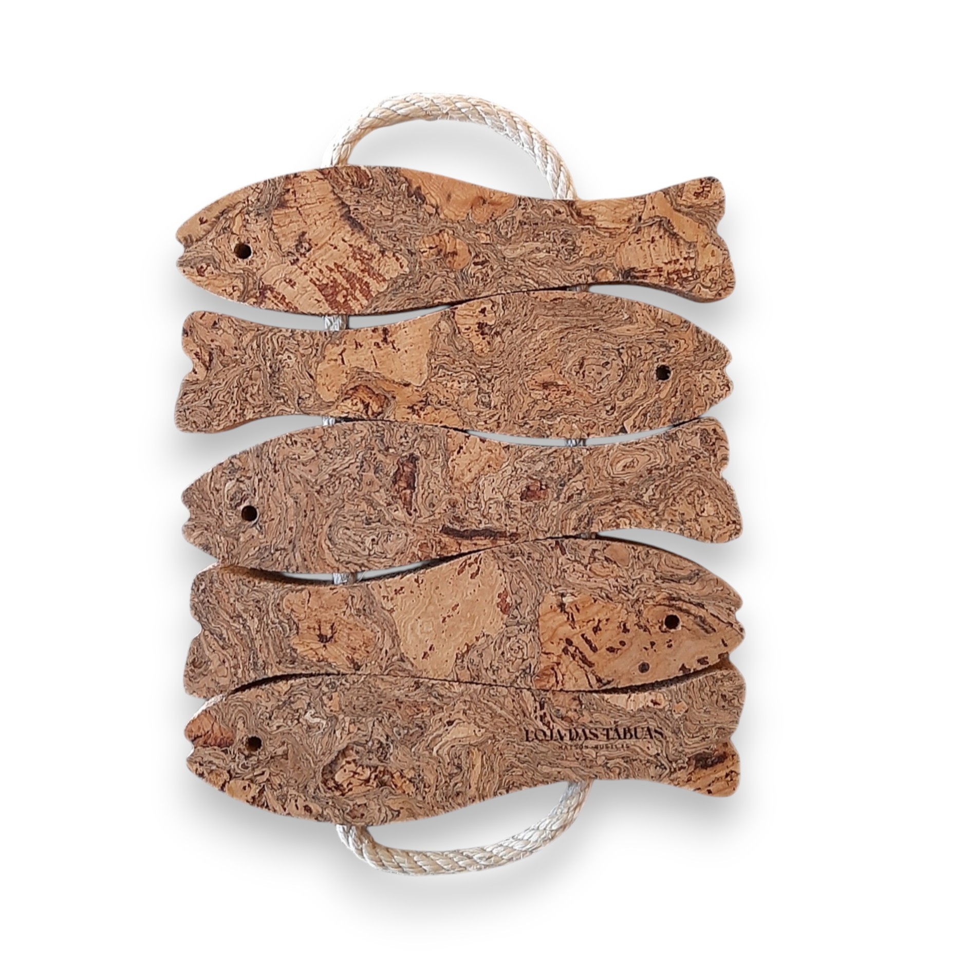 Base para Tachos em Cortiça com Pegas de Sisal – Tamanho Médio 5 Sardinhas, Personalize com Gravação a Laser Tábuas de cortar em cortiça com forma de peixes ligadas por corda