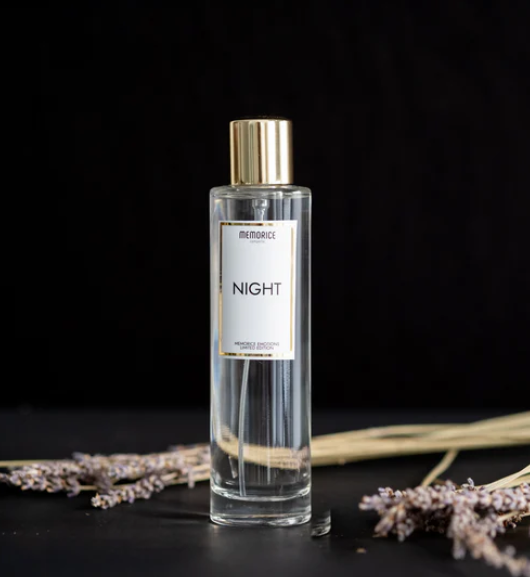 NIGHT HOME SPRAY - Spray para Casa - Essência Refrescante de Eucalipto, Citrinos, Camomila, Almíscar e Fava Tonka Frasco transparente de perfume MEMORICE NIGHT com tampa dourada