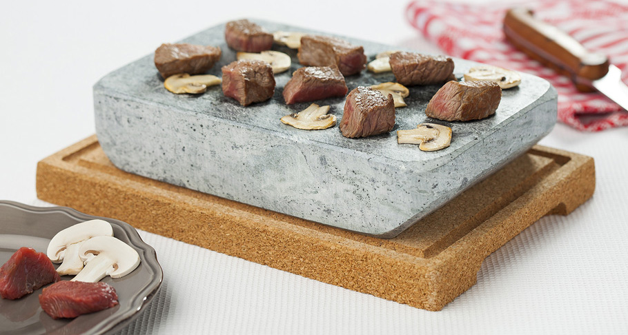 Pedra para Cozinhar STEKSTEN _ Täljsten® Pedra para cozinhar em granito com carne e cogumelos sobre base de cortiça