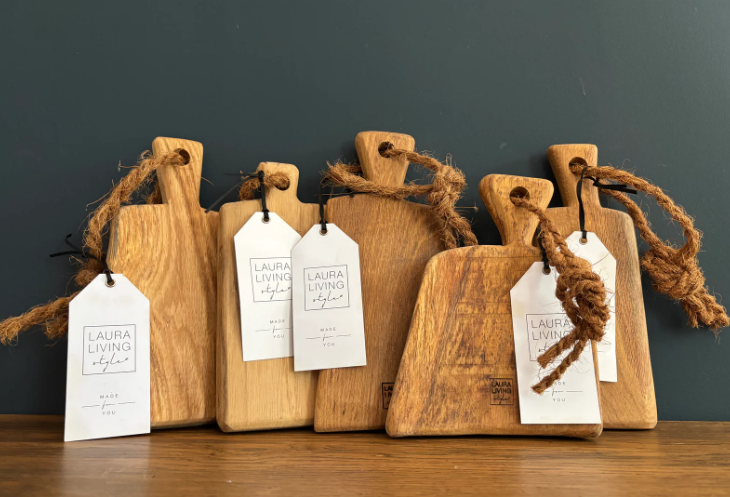 Tábua de Carvalho Laura Living - Tapas Mini Mixi Tábuas de cortar em madeira clara com etiquetas penduradas em cordão rústico