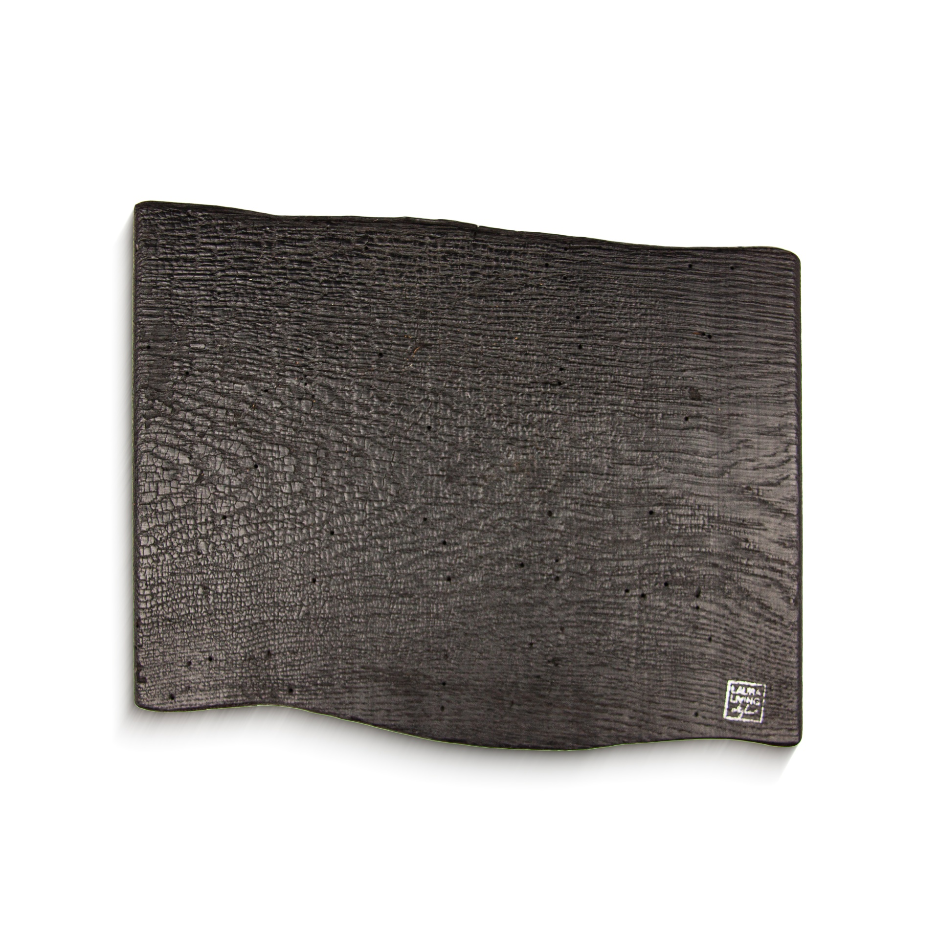 Tábua de Carvalho Laura Living - Tray S - 35 CM c/pés Black Edition Carteira preta em couro com textura tipo pele de crocodilo e placa branca com texto