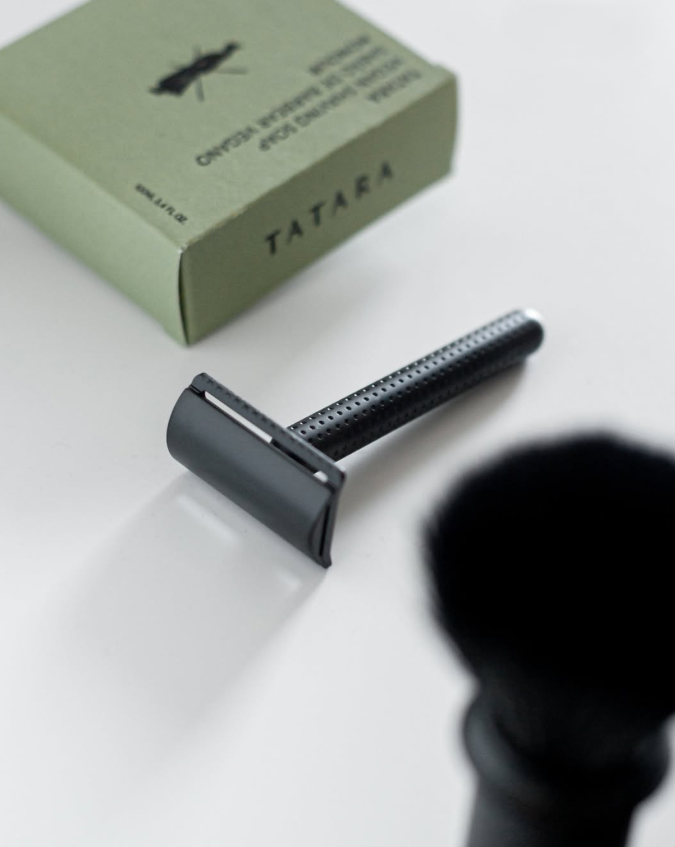 MASAMUNE RAZOR - BLACK Navalha de barbear preta com caixa verde e escova desfocada