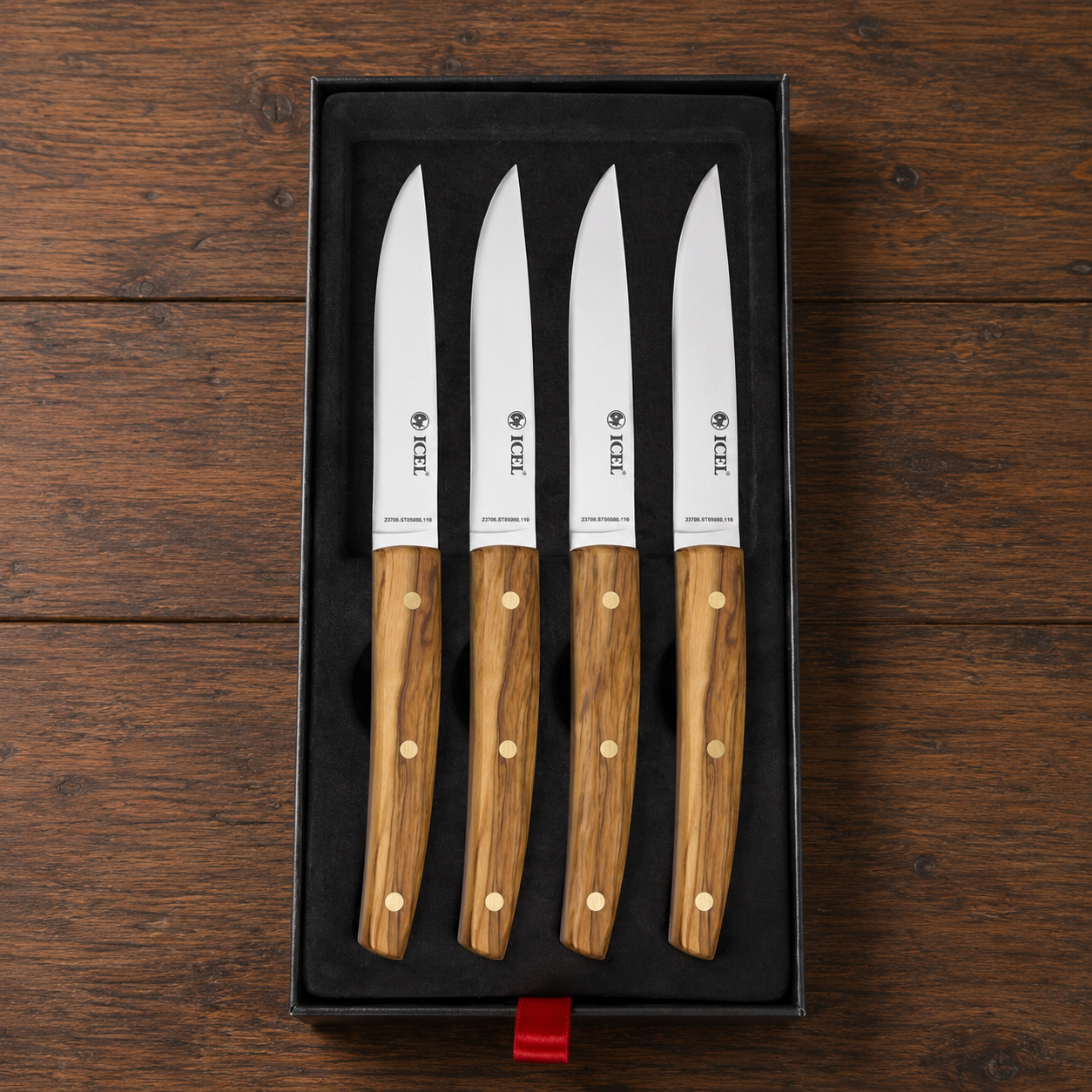 Conjunto de 4 Facas para Carne – Cabo em Madeira de Oliveira Conjunto de 4 facas com lâminas de aço inoxidável e cabos de madeira em caixa preta acolchoada