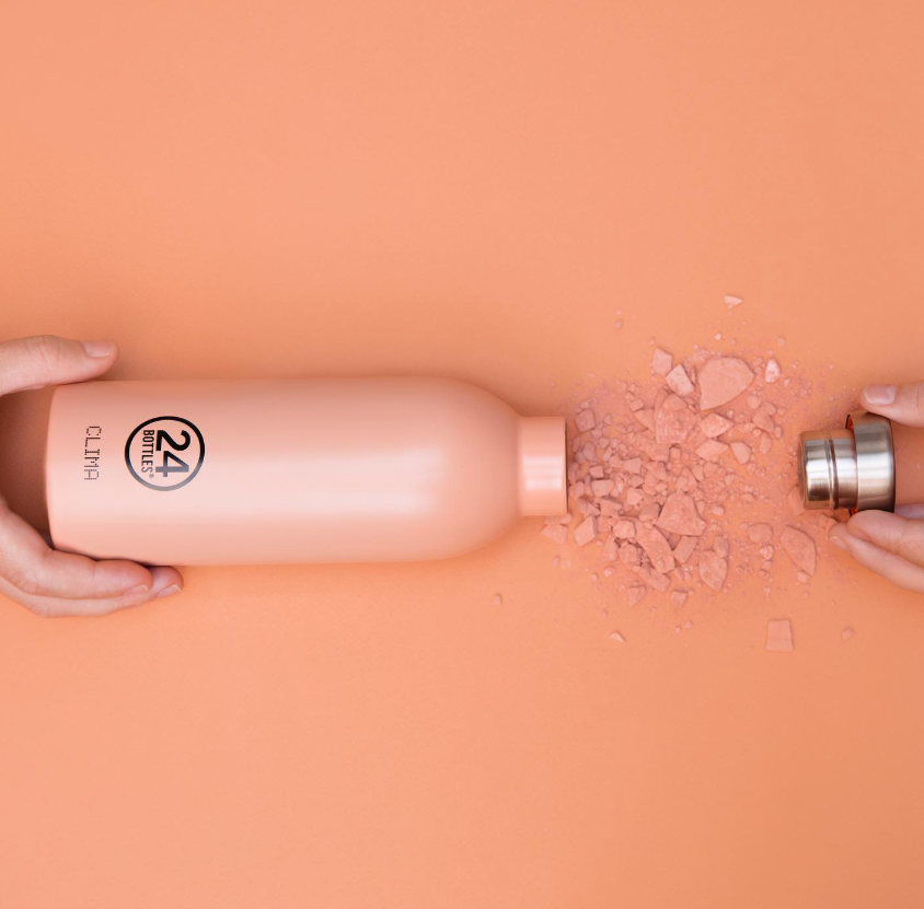 Clima Bottle - Blush Rose 500ml Garrafa térmica cor de salmão com tampa de metal removida e pó cor de salmão
