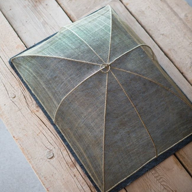 Cobertura alimentar em rede abaca 32x50x22cm - verde linho Grelha metálica dourada em mesa de madeira