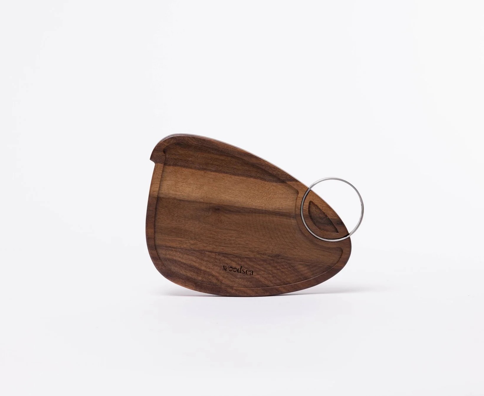 BIRD WALNUT CUTTING BOARD - S Prancha de corte triangular em madeira escura com adorno metálico circular