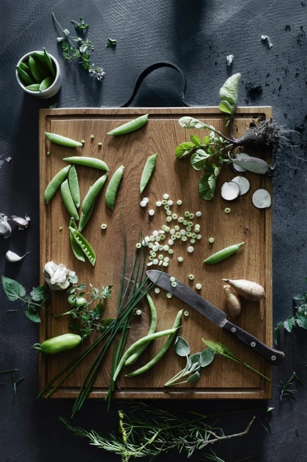 Tábua de Carvalho Laura Living - Chopping Board L - 50CM c/sulco e pega em pele Tabuleiro de madeira com legumes frescos e ervas verdes
