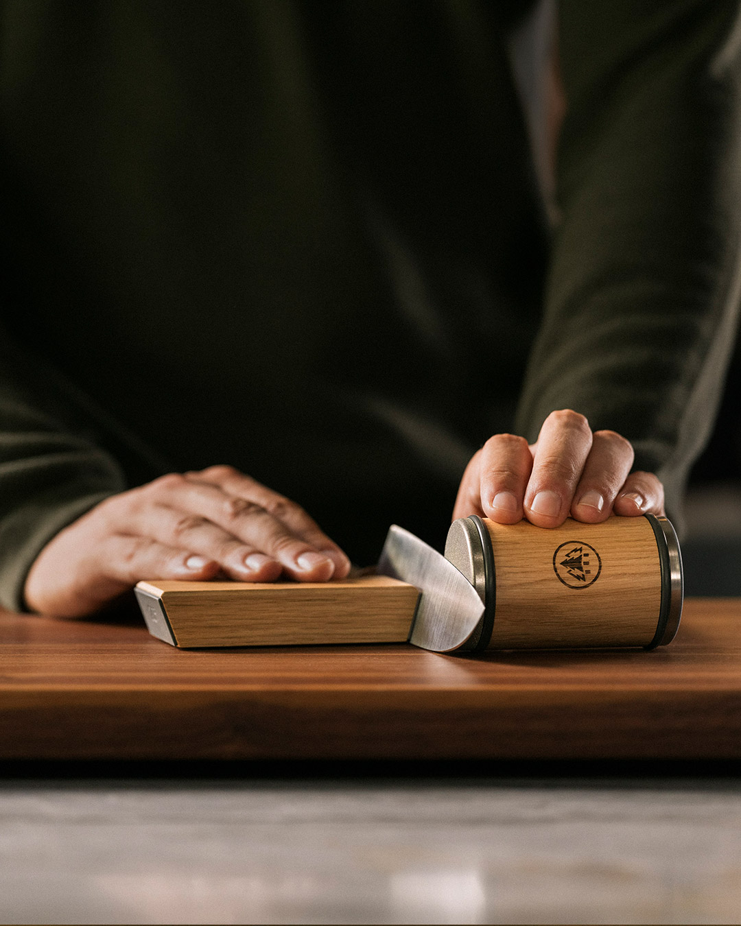 HORL 3 Sharpener Oak/Carvalho – Tecnologia Avançada para Afiação de Facas com Discos de Diamante e Cerâmica, Ângulos de 15º e 20° Afiador de facas de madeira e metal em uso numa superfície de madeira