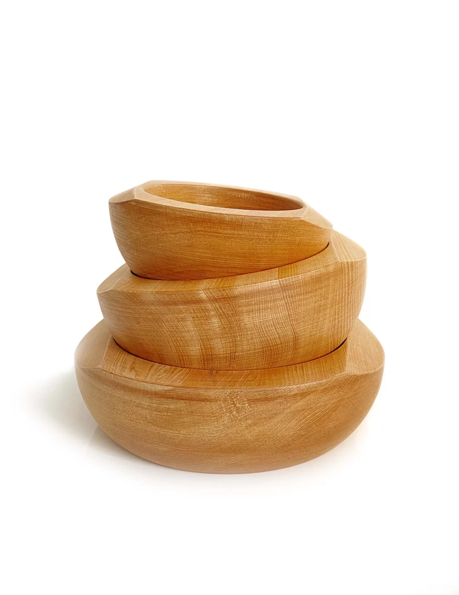Pack IWE – Conjunto de 3 Taças em Madeira de Mañío Três tigelas de madeira empilhadas, cor natural, textura lisa.