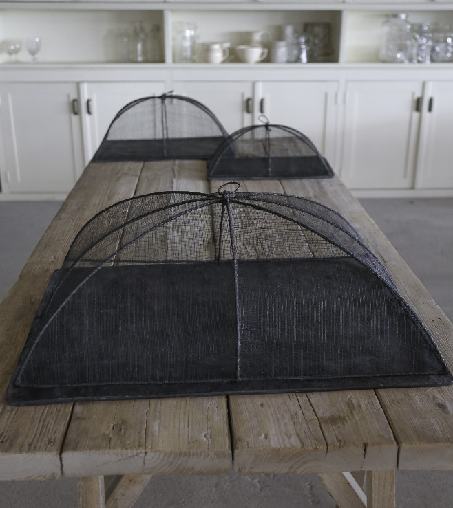 Cobertura alimentar em rede abaca 48x66x25cm - preto Tampas de rede pretas em vários tamanhos sobre mesa rústica de madeira