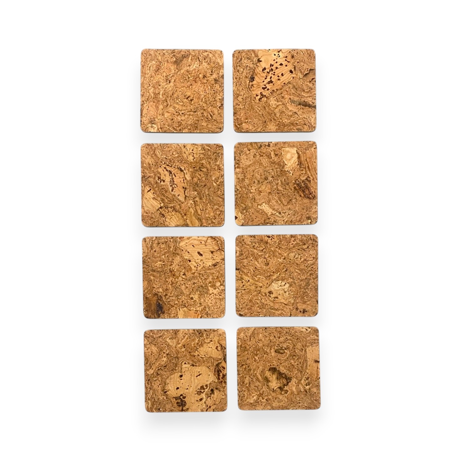 Conjunto de 8 Bases Quadradas para Copos em Cortiça – Personalize com Gravação a Laser Oito peças quadradas de cortiça natural dispostas em duas colunas sobre fundo branco