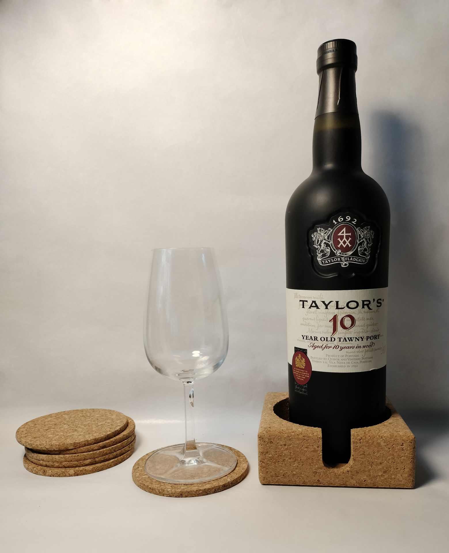 Conjunto de 6 Bases Redondas para Copos e Suporte Quadrado para Garrafa em Cortiça – Personalize com Gravação a Laser Garrafa de vinho do Porto Taylor's 10 anos com copo e bases de cortiça
