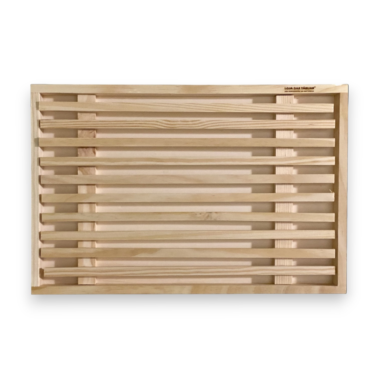 Tábua de Cortar Pão Suporte rectangular em madeira clara com ripas paralelas e gravação no canto superior direito.
