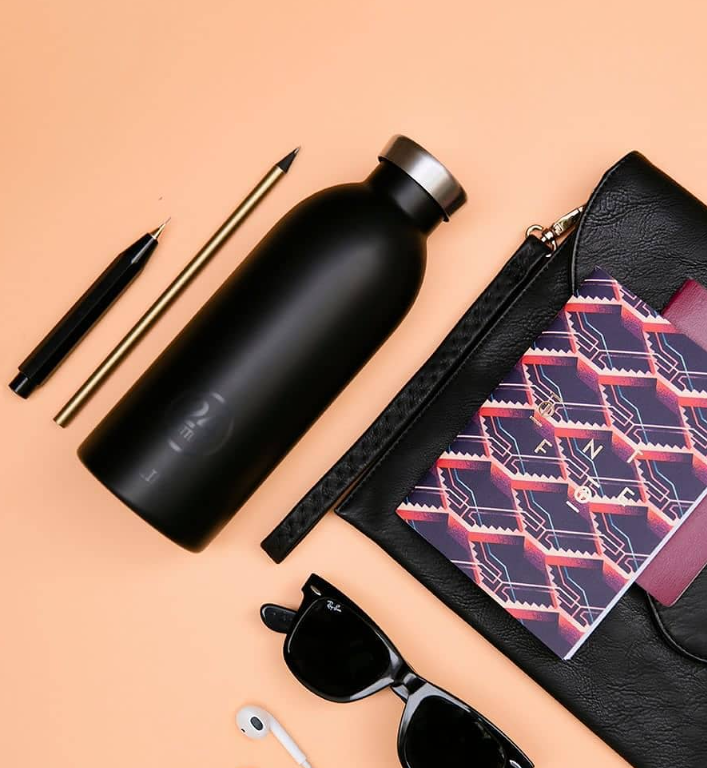 Clima Bottle - Tuxedo Black 850ml Conjunto de acessórios com garrafa preta, caneta, lápis, óculos, carteira e caderno colorido