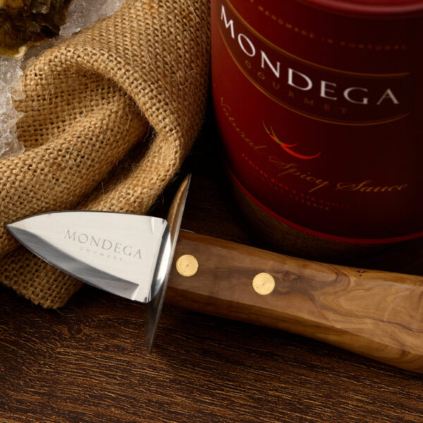 MONDEGA 1x55ml Natural Spicy Sauce Oyster´s Kit - Embalagem Individual + Faca de Ostras Faca de cozinha Mondega com cabo de madeira e lâmina metálica ao lado de embalagem vermelha