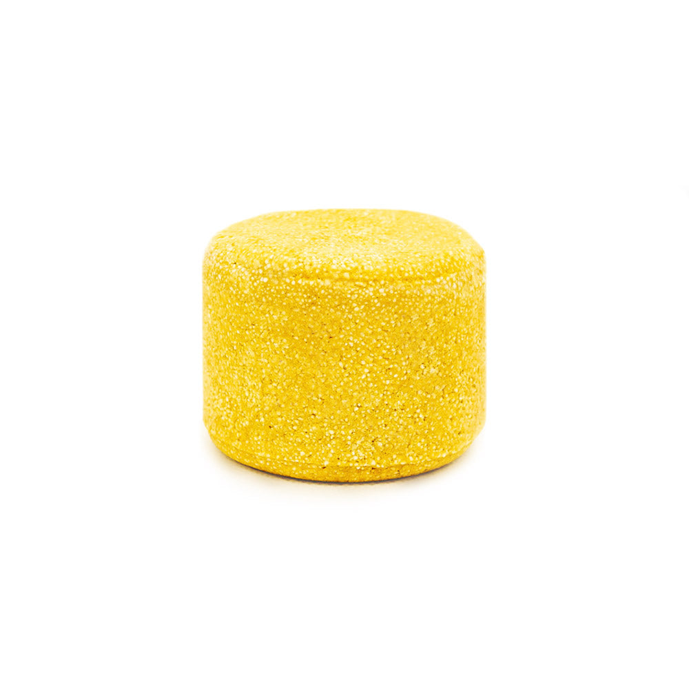 Champô Sólido NAUA Couro Cabeludo Sensível Pufe redondo amarelo com textura aveludada em fundo branco