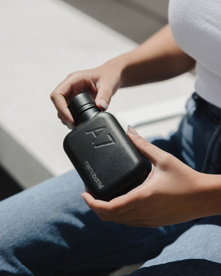 A7 memobottle Stainless Steel - BLACK Garrafa térmica preta fosca com texto A7 e thermobottle