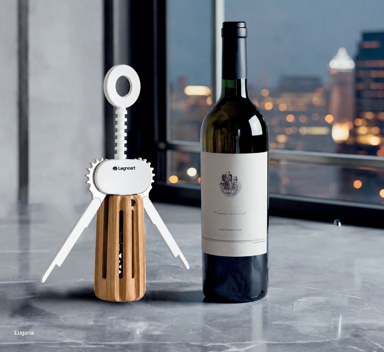 Saca-rolhas / Corkscrew “Lugana” – White Abridor de vinho de madeira e branco junto a garrafa de vinho numa mesa de mármore com vista urbana ao fundo.