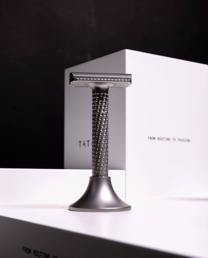 MURAMASA ADJUSTABLE RAZOR Aparelho de barbear metálico prateado com base sobre superfície branca