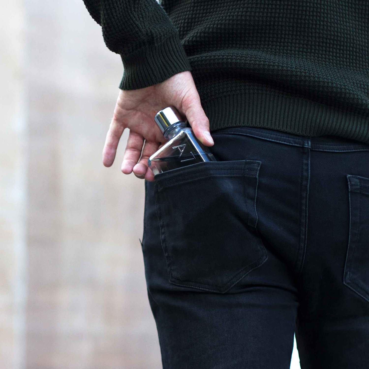 A7 memobottle Frasco de perfume transparente num bolso traseiro de calças pretas