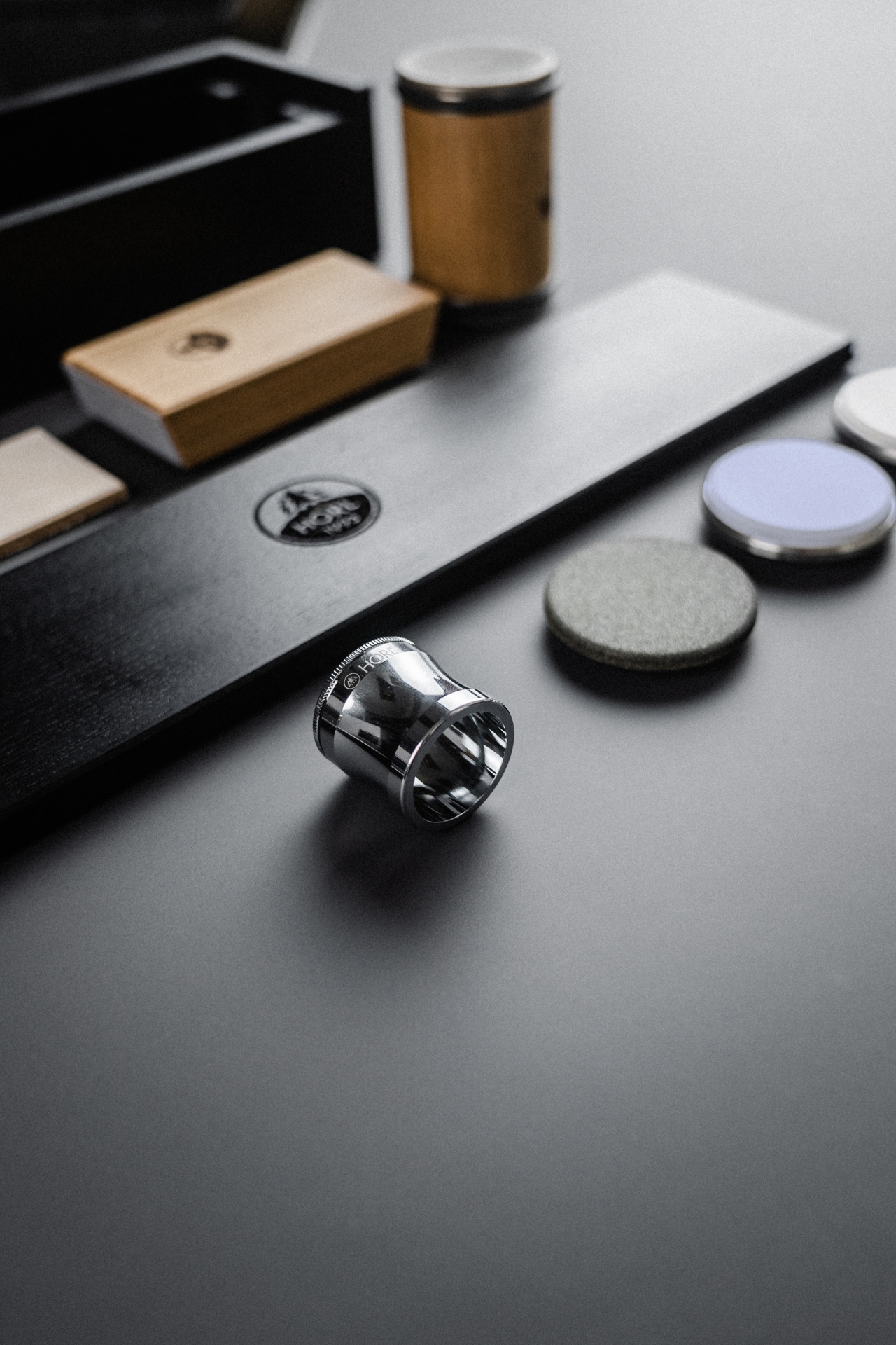 HORL MAGNIFIER Acessórios para barbear com madeira, metal, pedra e tecido em tons neutros