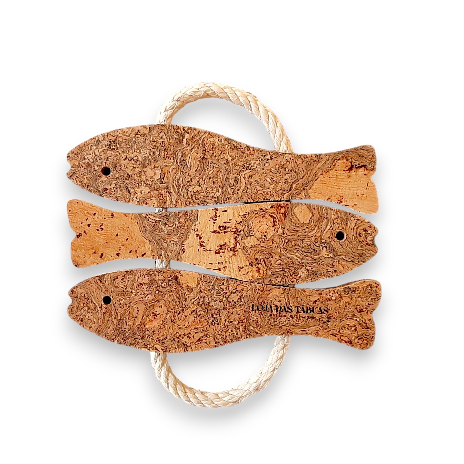 Base para Tachos em Cortiça com Pegas de Sisal – Tamanho Pequeno 3 Sardinhas, Personalize com Gravação a Laser Conjunto de três peixes decorativos de cortiça unidos por corda branca