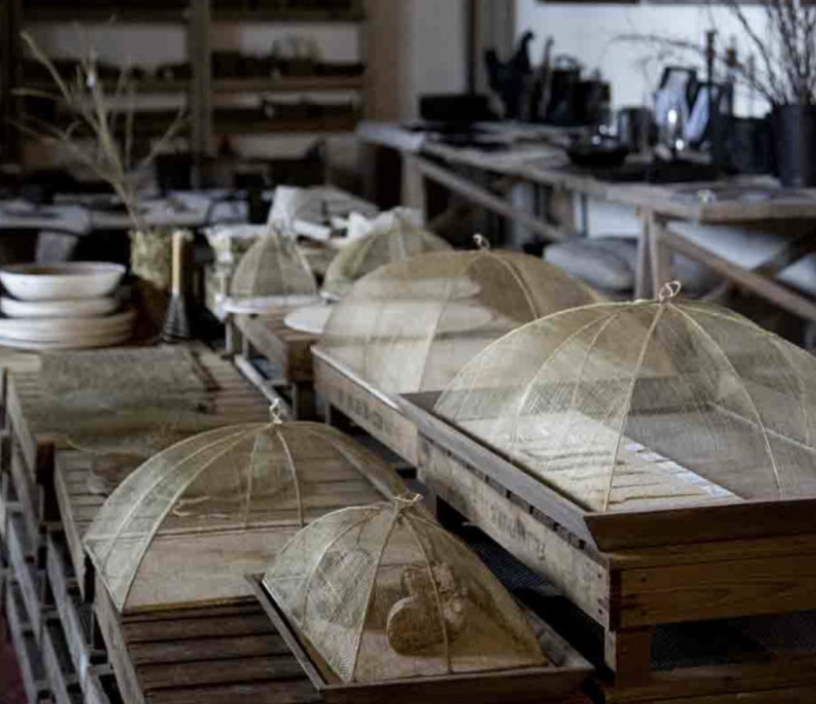Cobertura alimentar em rede abaca 48x66xh25cm - verde linho Tampas de rede de arame bege sobre mesas de madeira em ambiente de loja