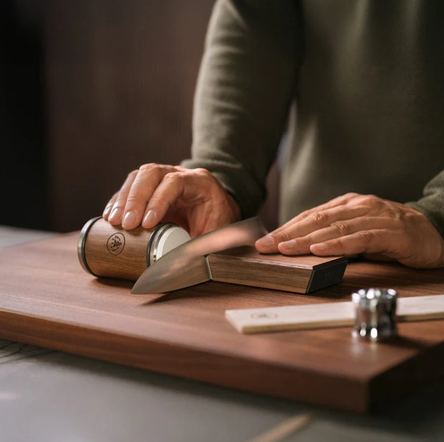 HORL 3 Sharpener Nut/Nogueira – Tecnologia Avançada para Afiação de Facas com Discos de Diamante e Cerâmica, Ângulos de 15º e 20° Conjunto afiador de facas em madeira e metal sobre tábua de madeira