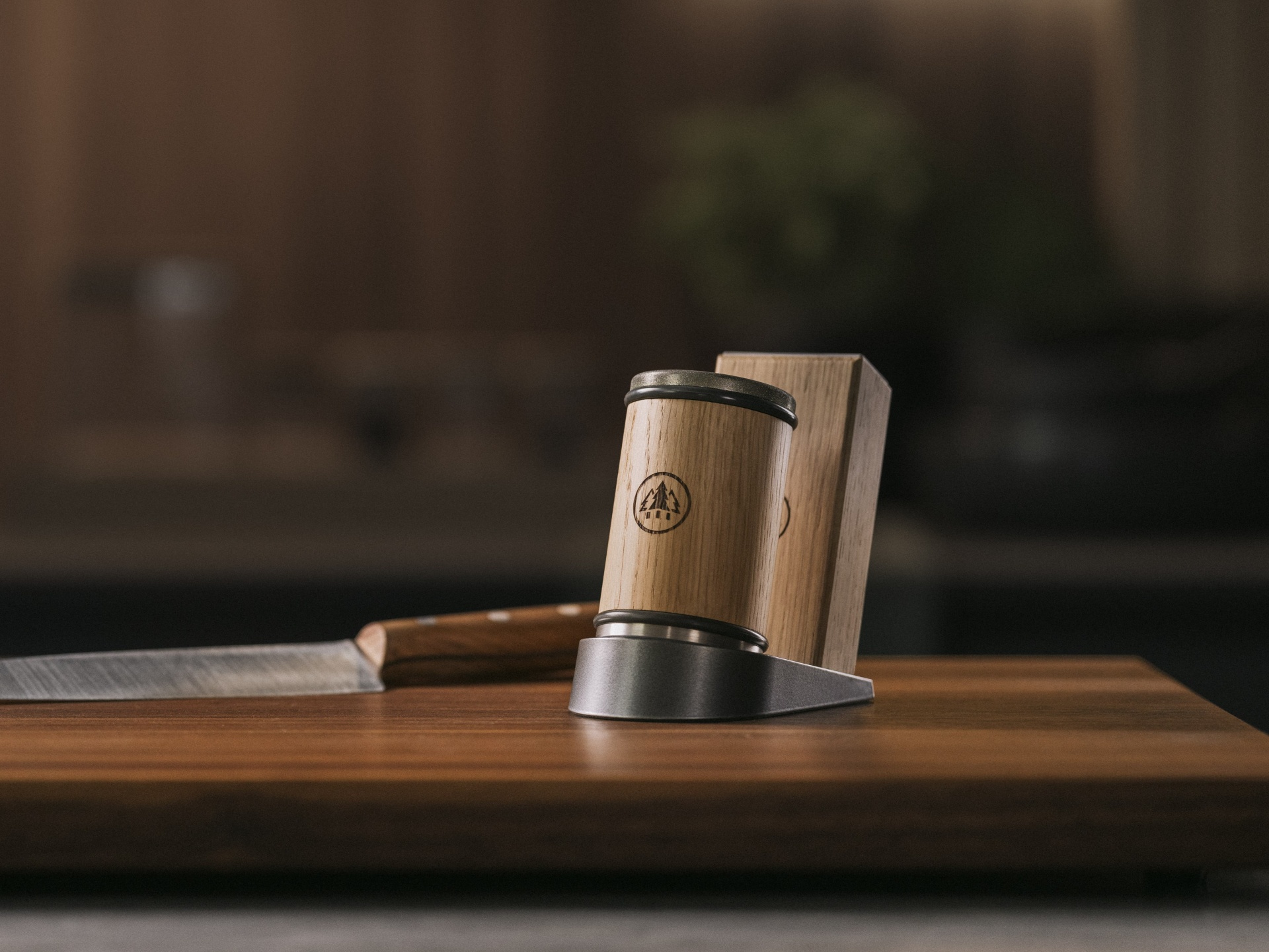 HORL 3 Sharpener Oak/Carvalho – Tecnologia Avançada para Afiação de Facas com Discos de Diamante e Cerâmica, Ângulos de 15º e 20° Conjunto de afiador de facas em madeira clara com base metálica