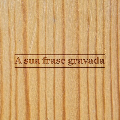 Madeira clara com gravação a laser do texto 'A sua frase gravada'.