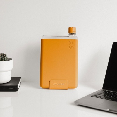 Garrafas memobottle A5 em vidro com capa de silicone amarela