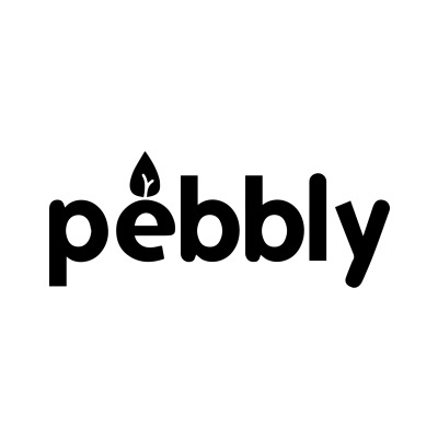 Logótipo da marca pebbly com folha na letra e