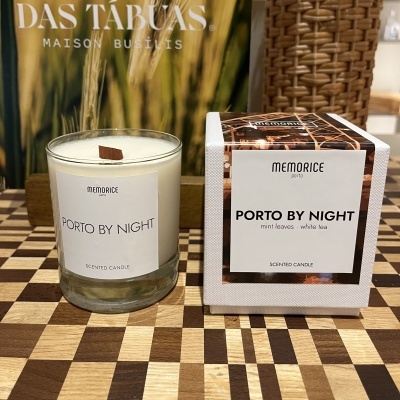 Vela perfumada MEMORICE Porto By Night com pavio de madeira e sua embalagem ao lado