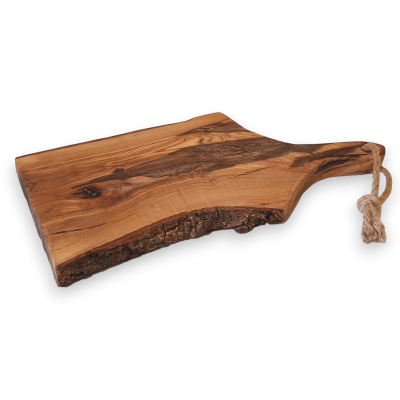 Tabua de cortar em madeira com pegador e corda