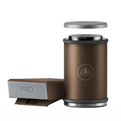 Dispositivo eletrônico castanho e prateado com tampa removível e peça retangular com inscrição 'PRO'