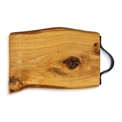Tábua de cozinha em madeira natural com nó escuro e alça preta