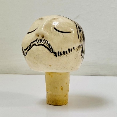 Rolha de garrafa cerâmica decorativa creme com pintura preta de rosto com olhos fechados e bigode