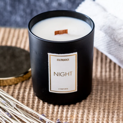 Vela perfumada em vidro preto com rótulo MEMORICE NIGHT COMPOSTA