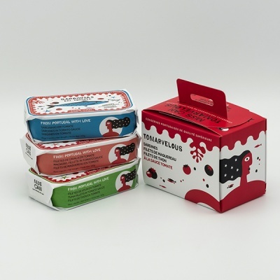 Embalagem vermelha com três latas de conserve empilhadas com rótulos coloridos