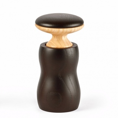 Tempero manual em madeira clara e escura com formato ergonómico