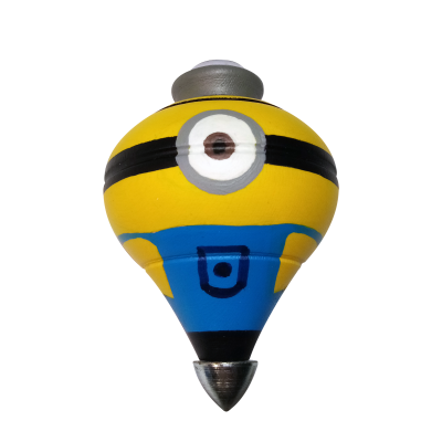 Peão amarelo em forma de minion com um olho, jardineira azul e detalhes metálicos