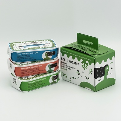 Latas coloridas de conservas empilhadas e caixa verde com ilustração de peixe