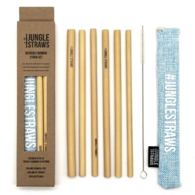 Conjunto de paus reutilizáveis para beber em bambu e acessórios com embalagem de papel reciclável.